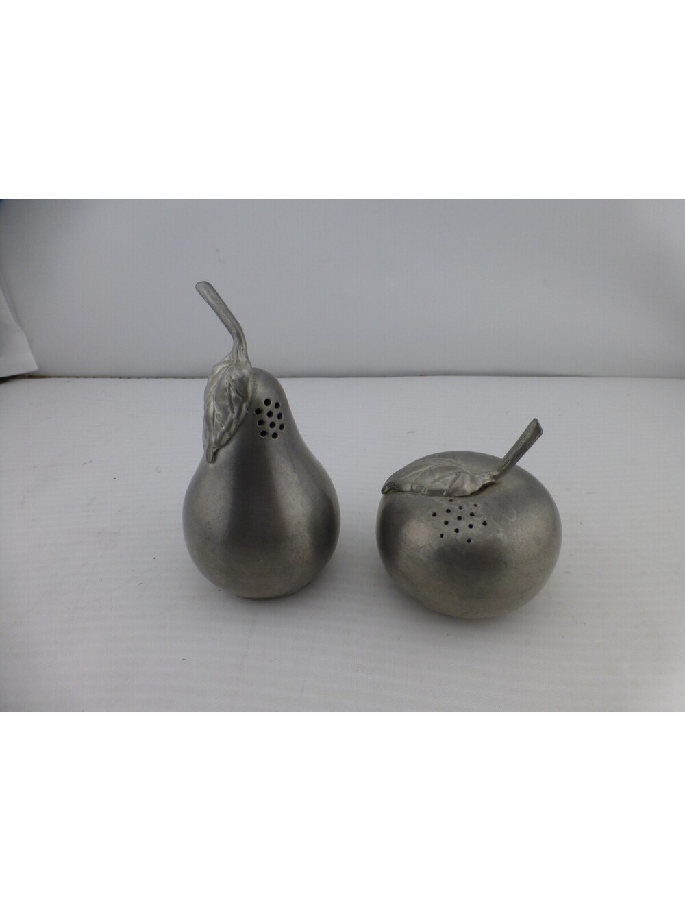 A.L. Cole Distinctive American Pewter Apple Pear Salt & Pepper Shakers Set J3